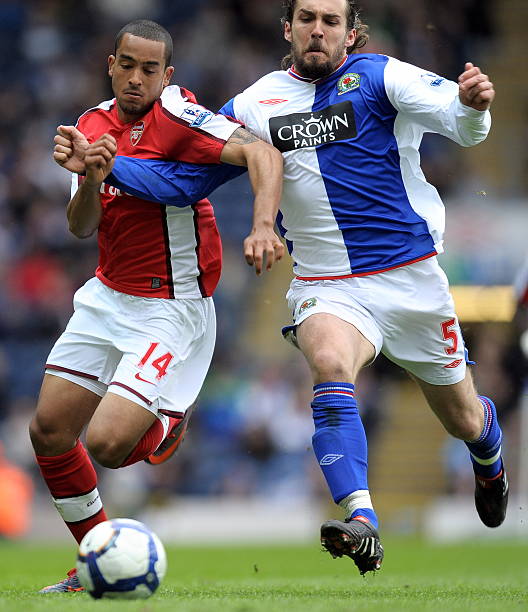 限制了他在 限制了他在